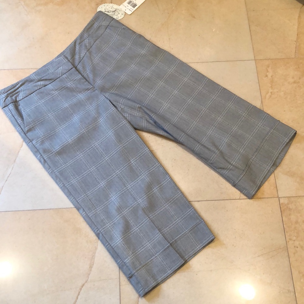 Capri pants in grey white